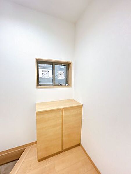 【リフォーム済/シューズボックス】シューズボックスは新品交換いたしました。靴などの収納には困りませんね。
