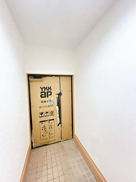 【リフォーム済/玄関内観写真】玄関内観写真になります。シューズボックスの新設、クロス張替、照明交換等行いました。