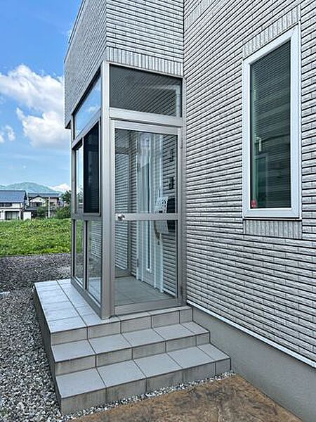 玄関には風除室が併設されています。