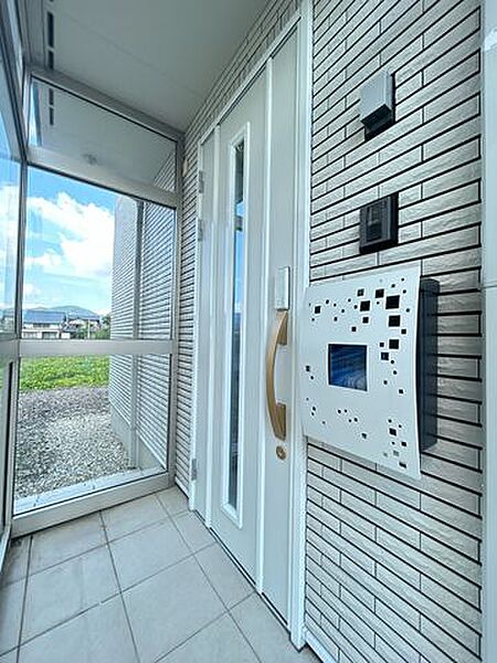 ゆとりある広さを確保した玄関スペース。複数の収納が設けられており、靴類はもちろん、アウトドア用品や傘、ベビーカーなどもすっきりと整理可能です。来客時にも玄関まわりを美しく保てるのが魅力。