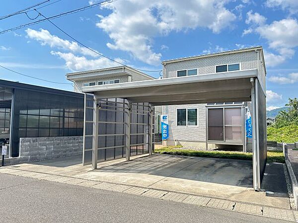 外壁はタイル張りになります。高級感があるだけでなく、耐久性に優れ、メンテナンス費用も抑えられるのでお住まい後も安心ですね。