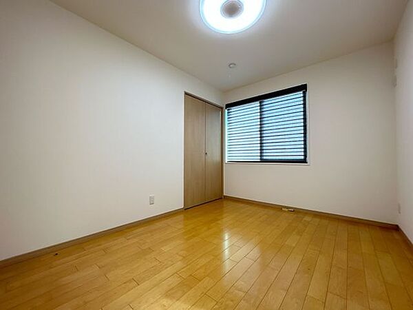 使い勝手の良い6帖サイズの洋室が2部屋。子ども部屋や書斎、趣味スペースなどライフスタイルに応じて柔軟に活用できます。各室にクローゼットを備えており、個々の収納スペースをしっかり確保。