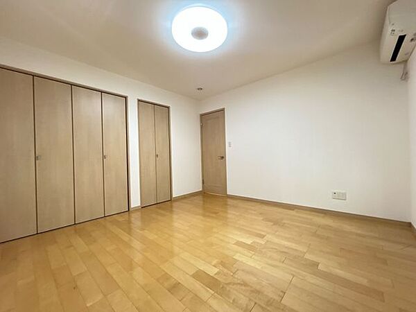 2階の主寝室としてもおすすめの8帖洋室。広さに余裕があり、ベッドや大型家具の配置も自由度が高い空間です。クローゼット付きで収納力も確保されており、衣類や季節用品もすっきり収納可能です。