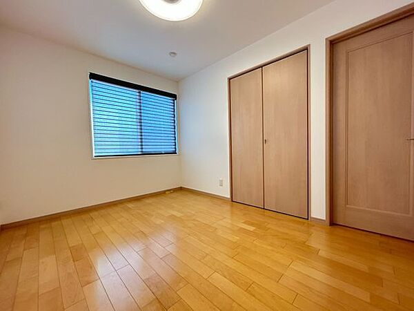 使い勝手の良い6帖サイズの洋室が2部屋。子ども部屋や書斎、趣味スペースなどライフスタイルに応じて柔軟に活用できます。各室にクローゼットを備えており、個々の収納スペースをしっかり確保しております。
