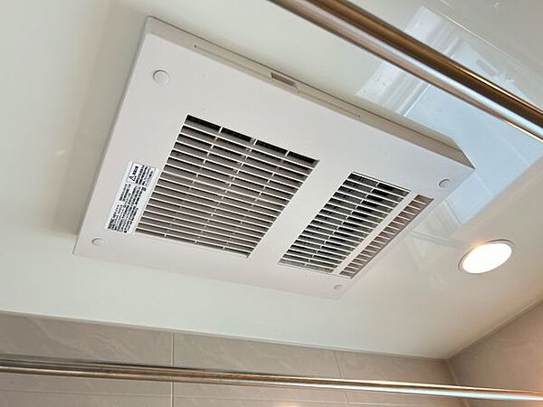 浴室には浴室暖房換気乾燥機が設置されています。