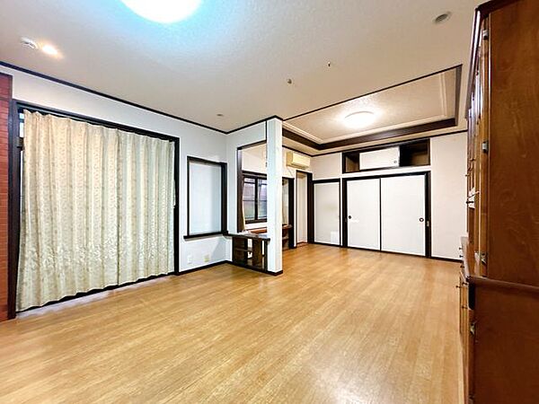 リビングのお写真になります。南側に窓があり、室内に光が入りやすいですね。