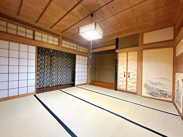 1階南側の和室のお写真になります。床の間があり、和の落ち着いた雰囲気を感じられますね。