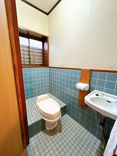 【リフォーム中】トイレのお写真になります。クロス・床・便器を新品に交換予定です。下水接続も行い、快適にお使いいただけます。