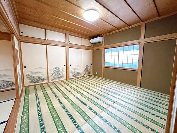 1階北側の和室のお写真になります。押入が備わっております。