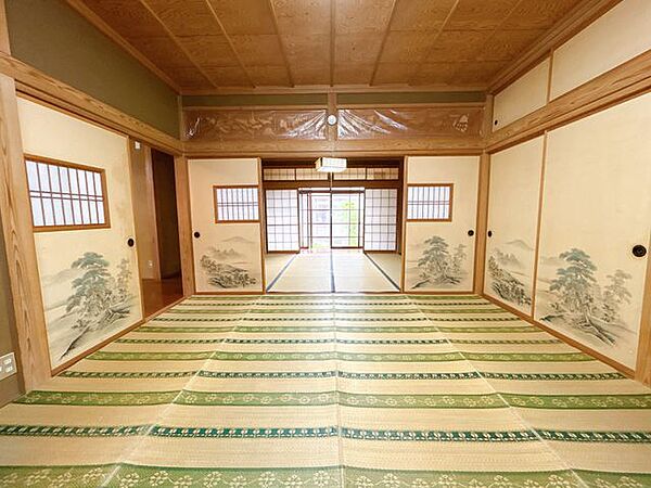 8畳の和室が2部屋続き間となっております。襖を開けると解放感がありますね。