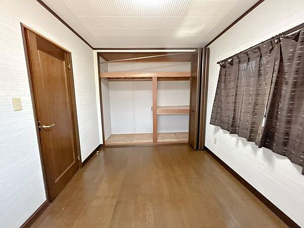 【リフォーム中/2F6帖洋室】別角度から撮影した2F6帖洋室の写真になります。クロスの張替え、フローリング張り、照明交換等行います。