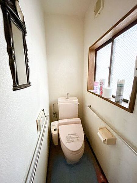 【リフォーム中/トイレ】1Fトイレの写真になります。クロスの張替、照明交換、CF重張、トイレ交換を行います。