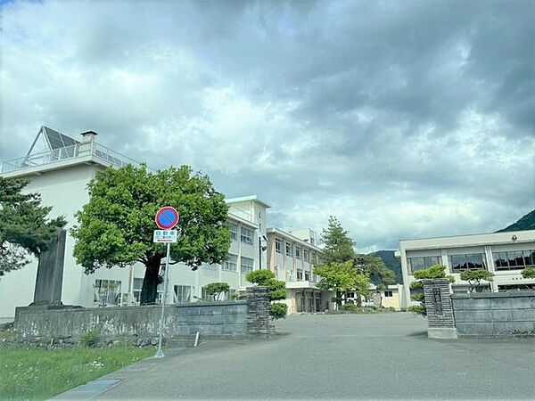 勝山市立成器西小学校 徒歩5分。 400m