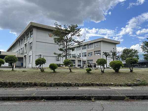 勝山市立勝山中部中学校 徒歩14分。 1080m