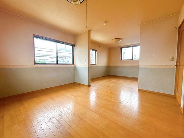 【リフォーム中】2階約12.5帖の広々とした洋室です。主寝室としてはもちろん、ご夫婦のお部屋や趣味・在宅ワークスペースを兼ねた多目的な空間としてもご活用いただけます。