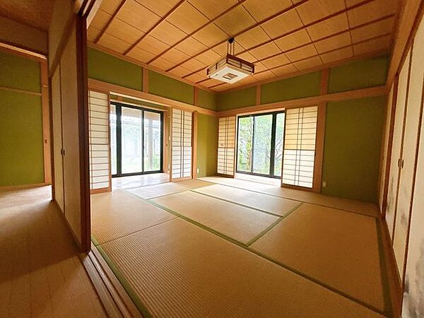 別角度から撮影した和室です。落ち着いた雰囲気が広がる空間で、客間や寝室、くつろぎスペースとして多目的にご利用いただけます。