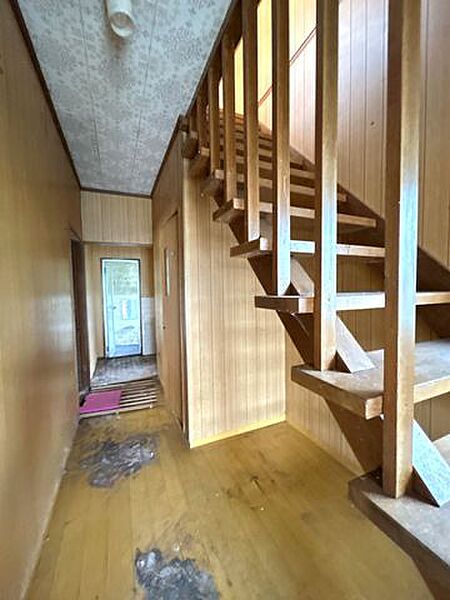 【リフォーム中】1階廊下ですが、壁天井クロス張替、照明の新設、フローリング重ね張り、建具の新品交換をいたします。
