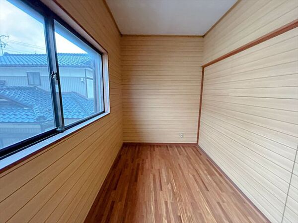 【リフォーム中/収納】2階には3帖サイズの居室と廊下から入れるウォークインクローゼットがございます。