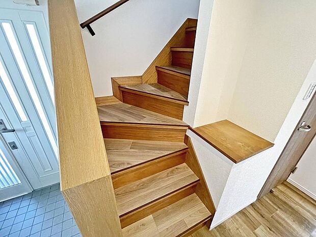 【リフォーム済】階段写真。手すりがついているので、安心して昇り降りして頂けます。