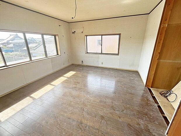 【リフォーム中写真 3/11撮影】2階9帖洋室写真。天井・壁のクロスは貼替え、床はフローリング材で仕上げます。全室にエアコンコンセント・TVジャックを設置します。お家のどこに居ても快適にお過ごしいただ