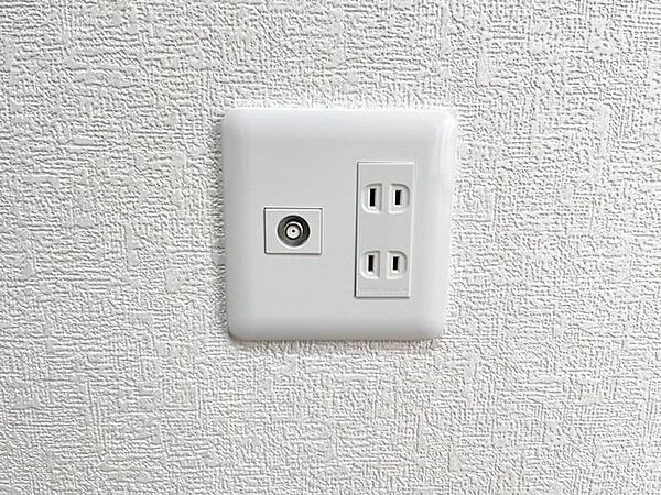 【リフォーム済】リビングには200Vのエアコンコンセント、他各居室には100V用の専用回路のエアコンコンセントを設置します。