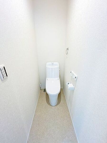 【リフォーム済】リクシル製の温水洗浄付便器に交換しました。従来に比べ約67%節水できる「節水温水洗浄機能」防汚効果の高い樹脂を採用した「クリーン便座」汚れを弾く効果もあるのでお手入れ楽々ですよ。