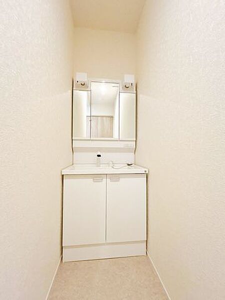 【リフォーム済】ハウステック製の三面鏡洗面化粧台に新品交換します。鏡の裏の収納は、3ｃｍ刻みでトレーの高さが変えられるのでたっぷり収納ができます。ＬＥＤ照明付きで明るく使いやすい洗面台です。