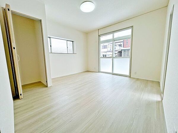 【リフォーム済】1階北西側和室写真。壁・天井クロス張替、フロアタイル重張、照明交換しました。