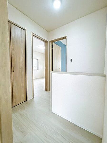 【リフォーム済】2階廊下写真。壁・天井クロス張替、フロアタイル重張、照明交換しました。