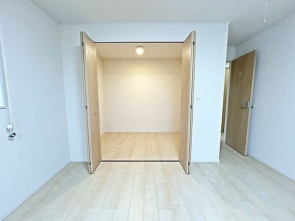 【現況販売】洋室南側8.5帖　収納写真
