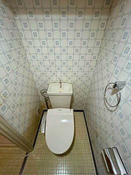 【リフォーム中】トイレ写真。トイレは新品の温水洗浄便座に交換予定です