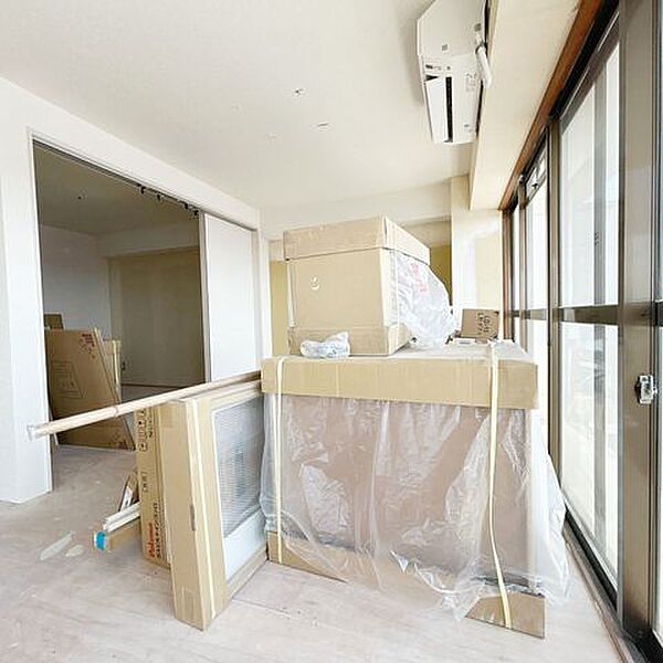 【リフォーム中】和室写真。8/22撮影。DKと繋げてLDKに間取り変更する予定です。壁・天井はクロス貼替、床面はフロアタイル貼りで仕上げます