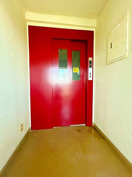 エレベーターは2基設置されています