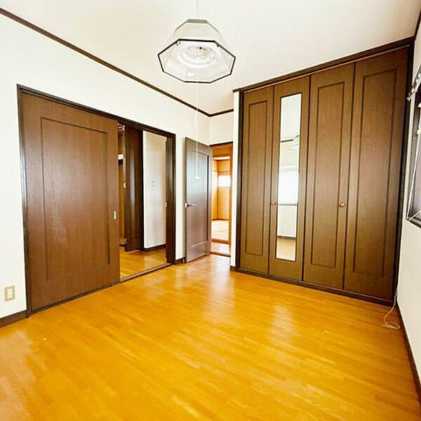 【リフォーム前写真】2階西側洋室写真。天井・壁のクロスの張り替え、フロアタイルの重ね張りを行います。