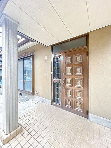 【現在リフォーム中】玄関外部写真。玄関扉交換予定です。