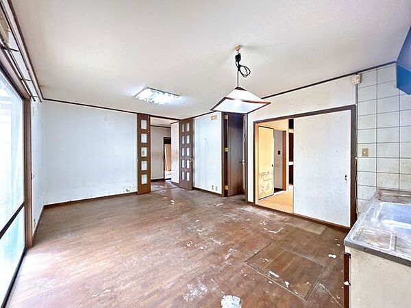 【現在リフォーム中】リビング別角度です。壁・天井はクロス張り替、床面はフロアタイル張りで仕上げます。