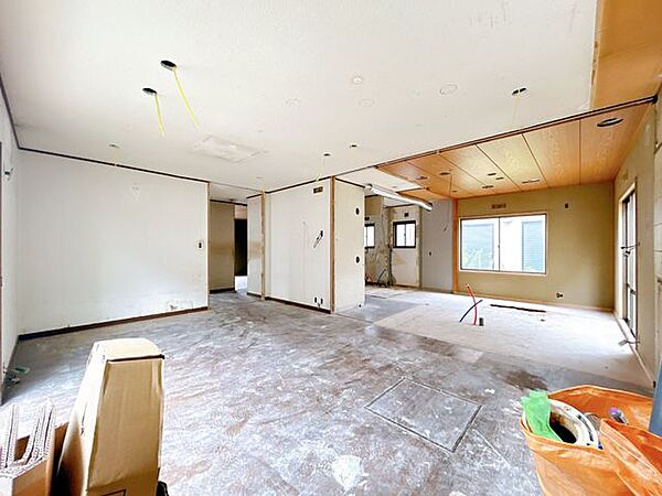 【現在リフォーム中】リビング別角度です。壁・天井はクロス張り替、床面はフロアタイル張りで仕上げます。
