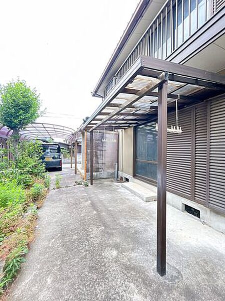 【現在リフォーム中】外観別アングル。花壇の撤去をおこない、駐車スペース3台に拡張予定です。