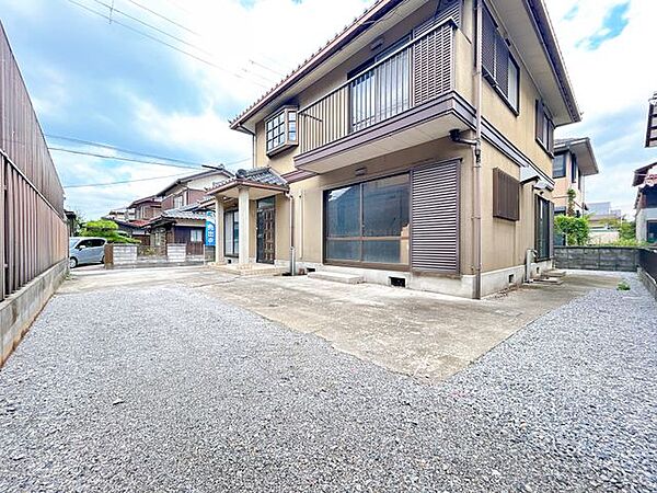 【現在リフォーム中】外観別アングル。花壇の撤去をおこない、駐車スペース3台に拡張しました。