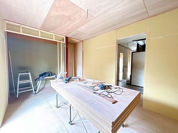 【現在リフォーム中】1階玄関横居室別角度です。洋室2部屋に変更予定。天井・壁のクロスの張り替え、フロアタイルで仕上げます。
