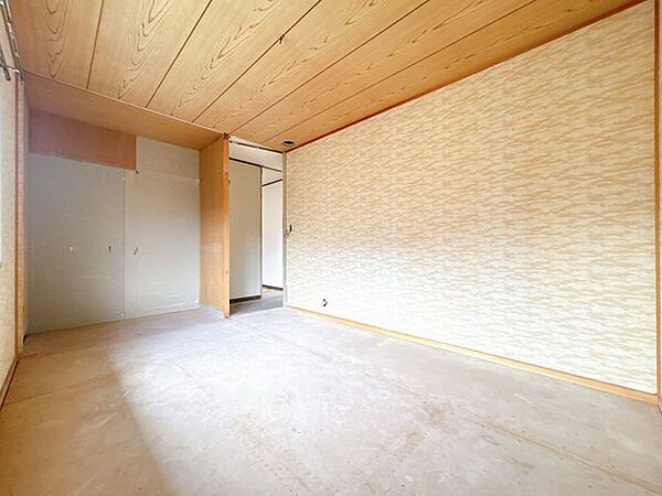 【現在リフォーム中】2階和室別角度です。洋室に変更を行い、天井・壁のクロスの張り替え、フロアタイル仕上げの予定です。