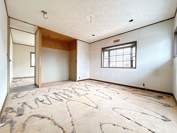 【現在リフォーム中】2階洋室8帖です。壁・天井はクロス張り替え、床面はフロアタイル張りで仕上げます。