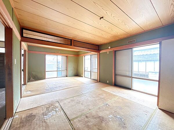【現在リフォーム中】1階玄関横の和室別角度です。洋室に変更を行い、天井・壁のクロスの張り替え、フロアタイル仕上げの予定です。