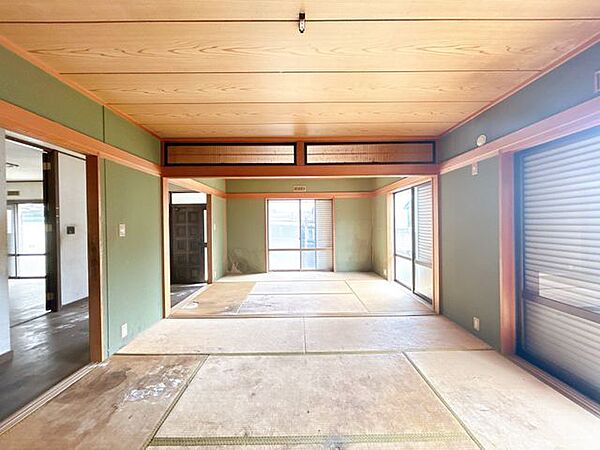 【現在リフォーム中】1階玄関横の和室別角度です。洋室に変更を行い、天井・壁のクロスの張り替え、フロアタイル仕上げの予定です。