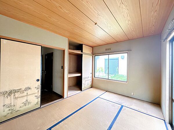 【現在リフォーム中】1階リビング横和室。壁・天井はクロス張り替え、床面はフロアタイル張りで仕上げます。