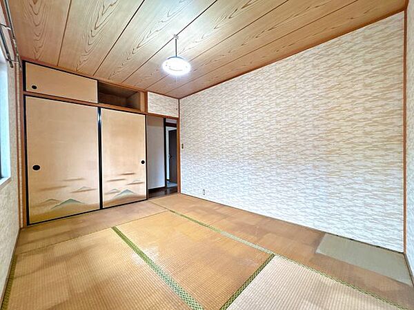 【現在リフォーム中】2階和室別角度です。洋室に変更を行い、天井・壁のクロスの張り替え、フロアタイル仕上げの予定です。