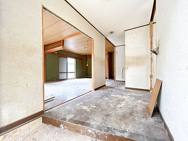 【現在リフォーム中】1階玄関付近です。壁・天井はクロス張り替え。床面はフロアタイル張りで仕上げます。