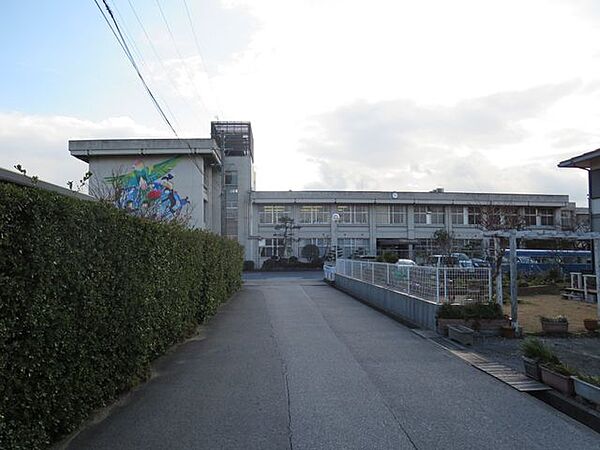中央中学校まで約800ｍ。徒歩で約10分の距離です