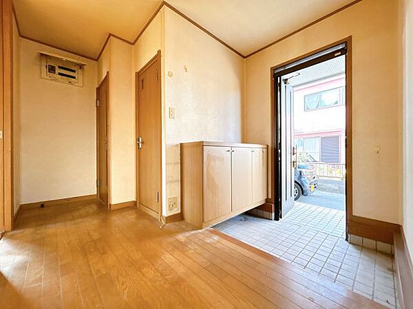 【玄関】玄関内部写真。壁・天井はクロス張り替、床面はフロアタイル張りで仕上げます。