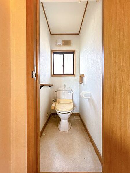 【トイレ】トイレは温水洗浄機能付きに新品交換します。直接肌に触れるトイレは新品が嬉しいですよね。